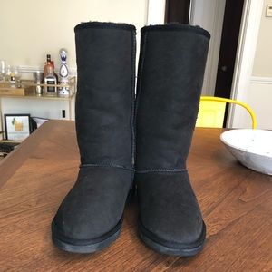 Classic Tall Black Women’s UGG Boots: Size 9